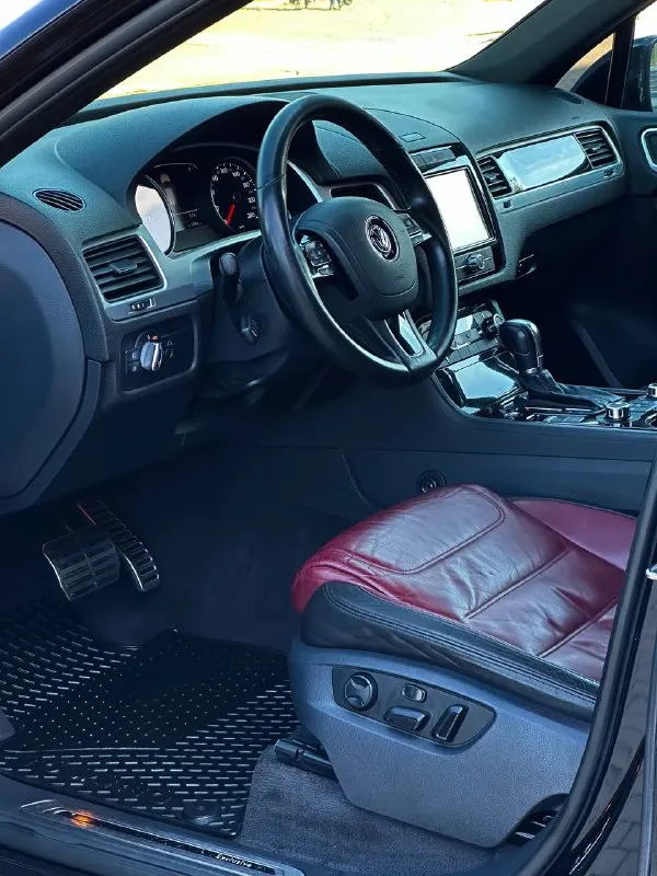 Volkswagen touareg кпп - автоматическая ( asin ) двигатель - 4.1tdi v8 4motion год выпуска - 2010 пробег - 190.000км цена - 1.850.000₽ тел. +79493902663 либо: +7 (949) 679-98-14 в продаже шикарный джип который содержит в себе идеальное сочетания надежности, мощности и экономичности. автомобиль имеет шикарный вид, проведена полная палировка кузова с покрытием жидкого стекла. стоят правильные колеса ( без внимания на дороге не оставит ) в жирной комплектации exclusive: прекрасное сочетание цветов салона, которое есть только в данной комплектации; двухзонный климат-контроль; эл. привод богажника; эл. привод передних сидений с памятью; бесключевой доступ; круиз-контроль; штатный адаптивный ксенон; датчик дождя и света; эл. складываемые зеркала с подогревом; штатная мультимедиа со всеми современными плюшками; подогревы сидений; подогрев лобового; запуск двигателя с кнопки; парктроники и многое другое. авто дарит кучу положительных эмоций от вождения с 📲 tg: @vladimir_23_23_23 📞 звоните: +7(949)3902663 - фотография - 6