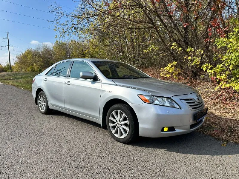 Срочная цена !! toyota camry 2007 мотор 2.4, акпп состояние отличное, мотор работает четко, без нареканий, коробка так же работает отлично, ходовка полностью обслужена, без лишних звуков! комплектация: подогрев седений, зеркал, стекол, складывание зеркал, мультруль, двухзонный климат (заправлен), велюровый салон, отделка деревом, датчик света/дождя, хорошие колонки, дорогостоящая магнитола! а так же установлена линзованная оптика, с двухцветными туманками, свет на 10/10, коррозии нет! машина обслужена и готова к поездкам на любые расстояния, по документам полный порядок !! автотека хорошая! стоимость 835 торг ! машина в донецке, звоните +79494815929 - фотография - 2