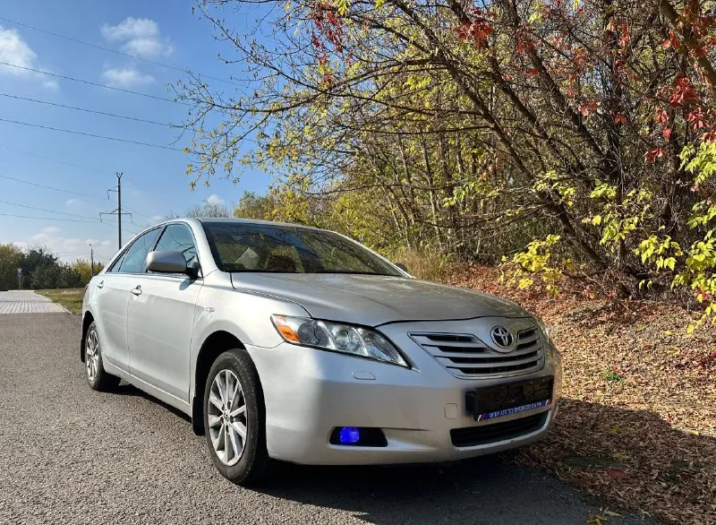 Срочная цена !! toyota camry 2007 мотор 2.4, акпп состояние отличное, мотор работает четко, без нареканий, коробка так же работает отлично, ходовка полностью обслужена, без лишних звуков! комплектация: подогрев седений, зеркал, стекол, складывание зеркал, мультруль, двухзонный климат (заправлен), велюровый салон, отделка деревом, датчик света/дождя, хорошие колонки, дорогостоящая магнитола! а так же установлена линзованная оптика, с двухцветными туманками, свет на 10/10, коррозии нет! машина обслужена и готова к поездкам на любые расстояния, по документам полный порядок !! автотека хорошая! стоимость 835 торг ! машина в донецке, звоните +79494815929 - фотография - 3
