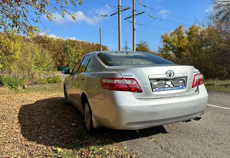 Срочная цена !! toyota camry 2007 мотор 2.4, акпп состояние отличное, мотор работает четко, без нареканий, коробка так же работает отлично, ходовка полностью обслужена, без лишних звуков! комплектация: подогрев седений, зеркал, стекол, складывание зеркал, мультруль, двухзонный климат (заправлен), велюровый салон, отделка деревом, датчик света/дождя, хорошие колонки, дорогостоящая магнитола! а так же установлена линзованная оптика, с двухцветными туманками, свет на 10/10, коррозии нет! машина обслужена и готова к поездкам на любые расстояния, по документам полный порядок !! автотека хорошая! стоимость 835 торг ! машина в донецке, звоните +79494815929 - фотография - 4