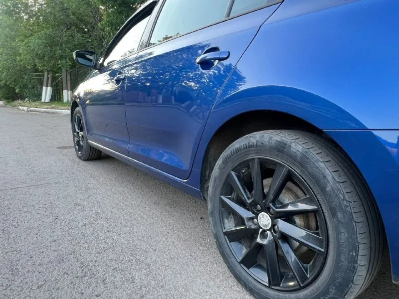 Skoda rapid ( skoda рапид) 2020г. в. пробег 174.000т. км (оригинальный) 1.6 mpi кпп механика 5 ст. 2 владельца 2 ключа 2 комплекта резины (зима nokian) (лето continental) диски литые r16 сервисная книга (со всеми заказ нарядами) мульти руль ( с подогревом) электро зеркала (с подогревом) климат контроль 4 электро стеклоподьемника подогрев всех сидений (комбинированные тряпка с алькантарой) подогрев лобового и заднего стекла хорошая мультимедиа адаптивно линзовая оптика (автоматический подсвет обочины)(птф галоген) функция (проводи домой) датчик света датчик дождя круиз контроль из заводских допов (чёрная крыша, лип спойлер) автомобиль в отличном состоянии (вся в родном окрасе!!!) любые проверки цена 1.500.000т. р. (хорошим людям хороший торг) город осмотра (антрацит, красный-луч) номер для связи +79592048737 +79591006040 больше автомобилей у нас на страницах телеграм t. me/andrey_ser. .. вконтакте vk. com/id863249188 однокласники ok. ru/profile/58.. . 📞 звоните: +7(959)2048737 - фотография - 6