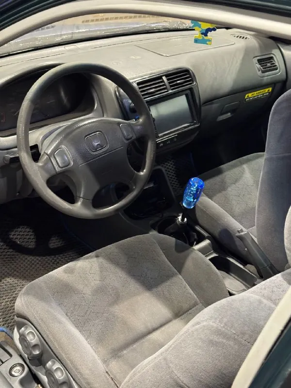 🇯🇵 honda civic ek coupe 1.6 vtec (mt) 💰 цена: 420 000 ₽ (торг) 📞 +7 (949) 577-92-12 ⚙ техническая часть *двигатель d16a — после капремонта, прошёл 12 000 км *гбц p08, тюненый вал, титановые тарелки и пружинки *мозг p28 + hondata, vtec работает 💥 * выпуск ajs на 60 трубе, паук 4-2-1 * кпп s40 короткоходка * новые свечи, бронепровода и обслуженный стартер * тормоза обновлены: ▫ перед — 282 мм ▫ зад — 262 мм ▫ новые диски и колодки 🧰 комплектация * климат-контроль * электрозеркала (регулируемые) * электролюк, рабочий во всех положениях * сигнализация с автозапуском * bluetooth-музыка, камера заднего вида * type-r решётка (реплика) * редкие американские зеркала (широкие) * редкие задние фонари с белыми вставками 🛠 состояние * чистый рестайлинг 1999 г. * всё дно родное, технически исправна * было небольшое дтп по задней части (ушёл фартук багажника) * требуется подварить нижнюю часть левого порога — видно на фото 💬 примечание настоящий jdm-кузов с душой, ухоженный и живой. едет бодро, всё работает — сел и поехал! - фотография - 6