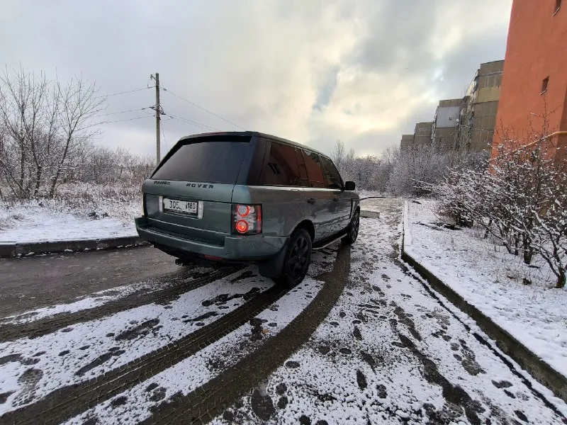 Продам. land rover range rover год 2006 рестайлинг. пробег 217.000 км по блокам читается! двигатель 4.4 бензин ягуар 306 лс два ключа. два комплекта резины. не рамный! продаю свою машину лендровир, машина в хорошем состоянии. двигатель. ягуар 4.4 в отличном состоянии масло не берет. акпп. после ремонта на гарантии. документы заказ наряд все есть. ходовая часть пневма работает исправно обслуживали, нечего не гремит не стучит. кузов в хорошем состоянии без рыжиков и так далее 2 года назад красили, очень хорошо и очень дорого. оптика вся сделана, фары перед, фары зад, полностью восстановили, заменили линзы, свет шикарный. хорошая комплектация, подогревы всех сидений, лобового, руля. сиденья полностью электро, ломаные спинки. салон хорошо сохранился для своих лет, сиденья целые. из последнего что сделали, замена термостата, клапанов печки, промывка системы охлаждения, замена антифриза, замена тормозных колодок. есть чеки по обслуживанию машины, не все удалось сохранить 📞 звоните: +7(949)4297659 - фотография - 7