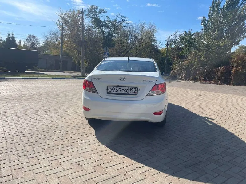Доброе время суток. продаю свою машину. hyundai solaris 2013 год. не битая некрашена, очень бережно эксплуатация, салон чистой ухоженный не прокуренный, двигатель в идеальном состоянии не дымит ни масло от замены до замены не капли не расходует. коробка плавно переключает ничего не выбивает, по ходовой части нареканий вообще нету машина обслуживана заказ наряда 2013 года на руках. резина летняя хорошая. стоит android двух диновый с камерой заднего вида с навигации. мультируль. очень экономичный автомобиль по городу до 7 л на 100 км. осмотр город донецк цена 870 т. ₽ торг хороший реальному покупателю у капота!!!обмен цена на обмен другая +79496325714 📞 звоните: +7(949)6325714 - фотография - 2