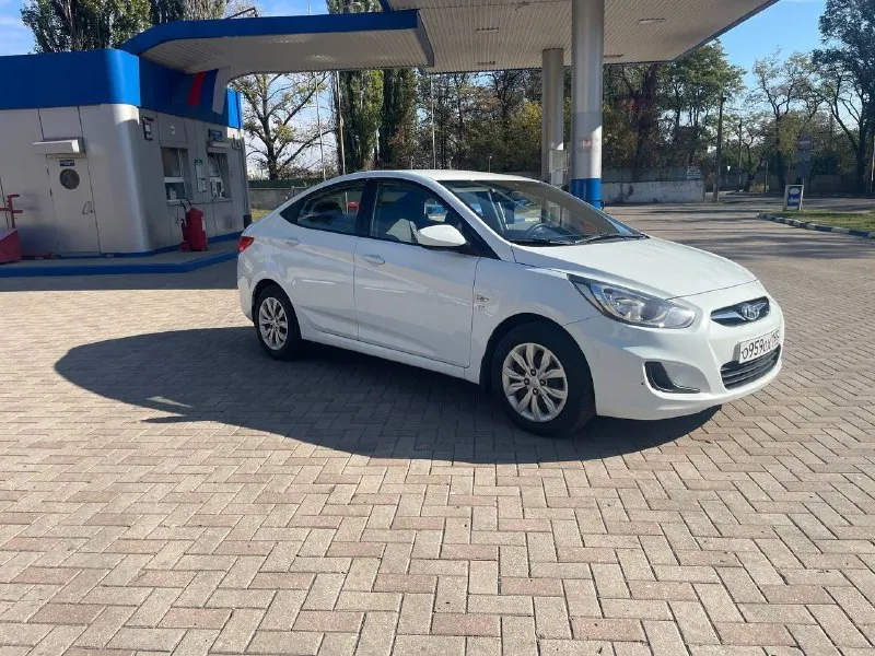 Доброе время суток. продаю свою машину. hyundai solaris 2013 год. не битая некрашена, очень бережно эксплуатация, салон чистой ухоженный не прокуренный, двигатель в идеальном состоянии не дымит ни масло от замены до замены не капли не расходует. коробка плавно переключает ничего не выбивает, по ходовой части нареканий вообще нету машина обслуживана заказ наряда 2013 года на руках. резина летняя хорошая. стоит android двух диновый с камерой заднего вида с навигации. мультируль. очень экономичный автомобиль по городу до 7 л на 100 км. осмотр город донецк цена 870 т. ₽ торг хороший реальному покупателю у капота!!!обмен цена на обмен другая +79496325714 📞 звоните: +7(949)6325714 - фотография - 3