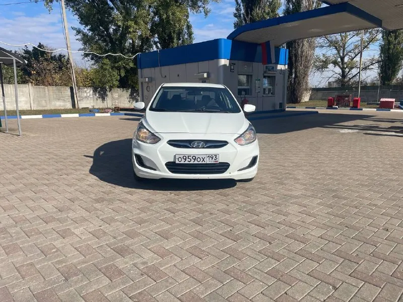 Доброе время суток. продаю свою машину. hyundai solaris 2013 год. не битая некрашена, очень бережно эксплуатация, салон чистой ухоженный не прокуренный, двигатель в идеальном состоянии не дымит ни масло от замены до замены не капли не расходует. коробка плавно переключает ничего не выбивает, по ходовой части нареканий вообще нету машина обслуживана заказ наряда 2013 года на руках. резина летняя хорошая. стоит android двух диновый с камерой заднего вида с навигации. мультируль. очень экономичный автомобиль по городу до 7 л на 100 км. осмотр город донецк цена 870 т. ₽ торг хороший реальному покупателю у капота!!!обмен цена на обмен другая +79496325714 📞 звоните: +7(949)6325714 - фотография - 4