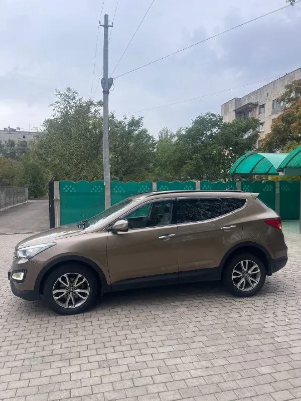 Продам: hyundai santa fe 2,2 год выпуска: 2013 топливо: дизель тип кпп: 6-акп пробег: 193.000 км ✅ 1 владелец по птс❗ - автомобиль в хорошем состоянии, гаражное хранение. официал не пригон масло, фильтра, антифриз, колодки, аккумулятор, резина - заменены. ✅ двигатель-работает отлично. - по ходовой части без нареканий. ✅ комплектация: - климатконтроль - датчик света и дождя - подогрев сидений передние и задние - камера зад. вида - парктроник и многое другое ✅ документы: - птс оригинал, без штрафов и ограничений на регистрацию. - продажа с переоформлением в мрео❗ 📍осмотр в г. кировское цена: 2. 000.000 руб т. +79493505298 📞 звоните: +7(949)3505298 - фотография - 2