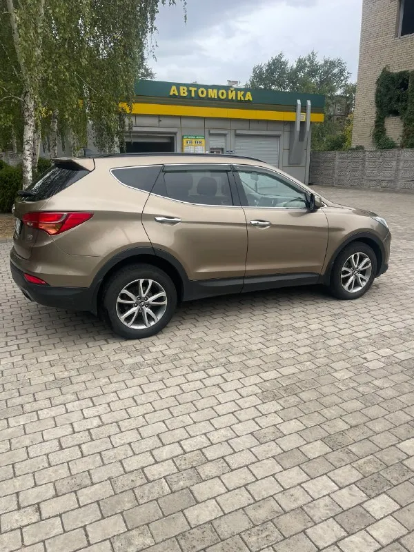 Продам: hyundai santa fe 2,2 год выпуска: 2013 топливо: дизель тип кпп: 6-акп пробег: 193.000 км ✅ 1 владелец по птс❗ - автомобиль в хорошем состоянии, гаражное хранение. официал не пригон масло, фильтра, антифриз, колодки, аккумулятор, резина - заменены. ✅ двигатель-работает отлично. - по ходовой части без нареканий. ✅ комплектация: - климатконтроль - датчик света и дождя - подогрев сидений передние и задние - камера зад. вида - парктроник и многое другое ✅ документы: - птс оригинал, без штрафов и ограничений на регистрацию. - продажа с переоформлением в мрео❗ 📍осмотр в г. кировское цена: 2. 000.000 руб т. +79493505298 📞 звоните: +7(949)3505298 - фотография - 4