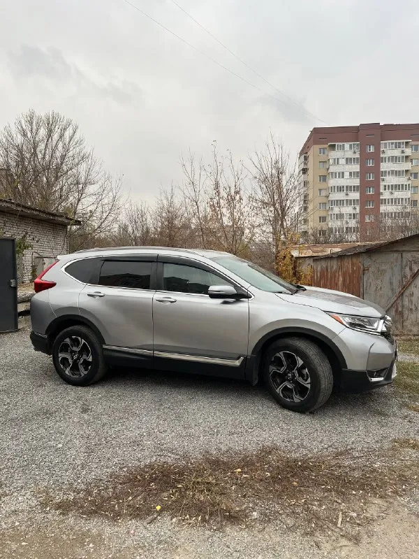 Продам honda cr-v touring 2019 года в максимальной комплектации, таких в донецке единицы, не путать с комплектацией ex, (пробег 42 тысячи км, полный привод, два ключа, климат контроль, адаптивный круиз контроль, контроль мертвых зон, система экстренного торможения, подогрев сидений, удержание в полосе, передние фары адаптивный led ближний и дальний, задние стопы led, кожаный салон, память сидений, панорамная крыша, зеркало с автозатемнением и пультом для ворот, аудиосистема 9+1 с сабвуфером. покупал для себя три года назад на аукционе в америке с минимальным ударом, ремонт производили в донецке. безопасность вся целая, подушки не стреляны. идеальное состояние. полностью обслужена. цена 2830000руб, пробег 42000км. гдонецк. + 7 (949)387-81-07 николай. 📞 звоните: +7(949)3878107 - фотография - 4