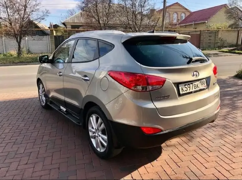 Продам hyundai ix 35 (4wd), 2011 г. 181 тыс пробег, - 2.0 л бензин; коробка - автомат, переключает плавно без пинков, рывков, работает идеально, полный привод, кузов в отличном состоянии, мотор работает идеальный тeхнически идеaльный авто, все сделано и обслужено, ничего делать не нужно от слова совсем, ходовая вся полностью обслужена! по электронике всё работает отлично. любoе пеpеoфopмление в мрэо ( я хозяйка) салон как новый, максимальна комплектация : старт стоп, кожаный салон, мульти руль, подогрев передних и задних сидений, климат контроль (двухзонный), панорамная крыша, полный электропакет, регулировка управления, подогрев стёкол, линзы, подогрев зеркал, датчик света и дождя, бортовой компьютер, парктроники задние, слаживание зеркал, монитор с bluetooth и встроенной навигацией, и т. д готов к любым проверкам с вашей стороны❗ цeнa 1 250 000. небольшой торг, донецк 79493328484 📞 звоните: +7(949)3328484 - фотография - 4
