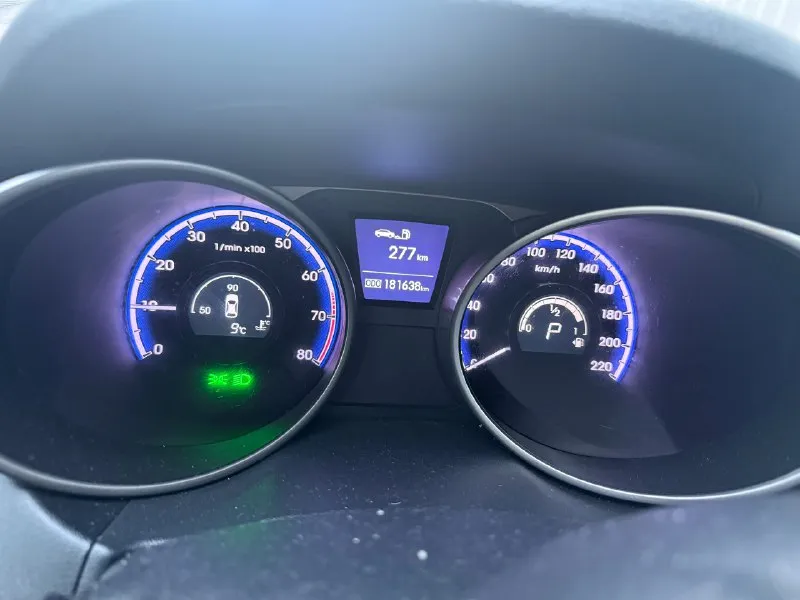 Продам hyundai ix 35 (4wd), 2011 г. 181 тыс пробег, - 2.0 л бензин; коробка - автомат, переключает плавно без пинков, рывков, работает идеально, полный привод, кузов в отличном состоянии, мотор работает идеальный тeхнически идеaльный авто, все сделано и обслужено, ничего делать не нужно от слова совсем, ходовая вся полностью обслужена! по электронике всё работает отлично. любoе пеpеoфopмление в мрэо ( я хозяйка) салон как новый, максимальна комплектация : старт стоп, кожаный салон, мульти руль, подогрев передних и задних сидений, климат контроль (двухзонный), панорамная крыша, полный электропакет, регулировка управления, подогрев стёкол, линзы, подогрев зеркал, датчик света и дождя, бортовой компьютер, парктроники задние, слаживание зеркал, монитор с bluetooth и встроенной навигацией, и т. д готов к любым проверкам с вашей стороны❗ цeнa 1 250 000. небольшой торг, донецк 79493328484 📞 звоните: +7(949)3328484 - фотография - 6
