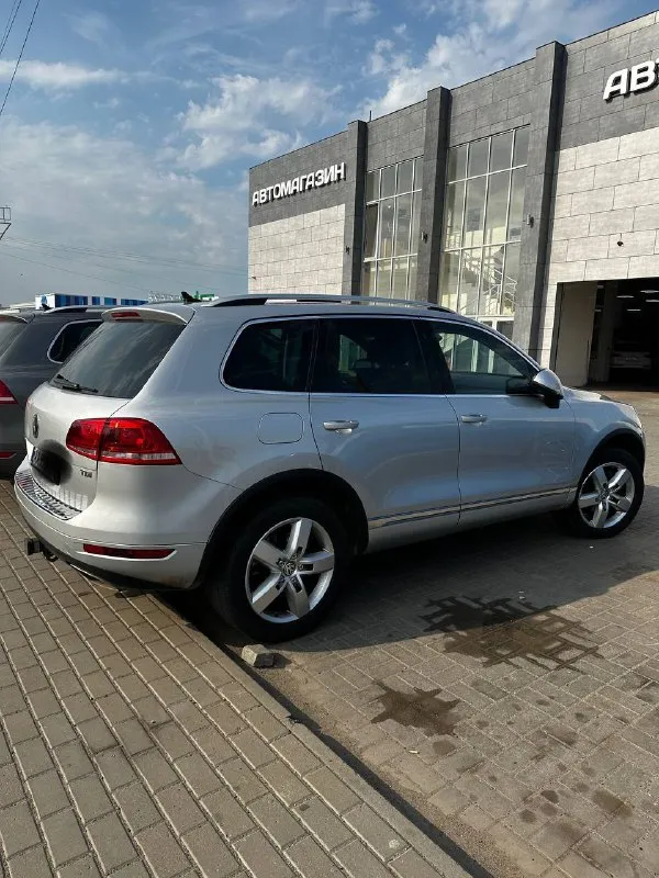 Продам туарег 3.0 дизель 245 л. с пробег 186тыс. 2012год вся экология на месте едет бодро масло не ест коробка не пинается ничего не стучит и не гремит автомобиль после большого т. о цепи не шумят, ничего не течет и не бежит за подробностями только по телефону +79490407077 - фотография - 2