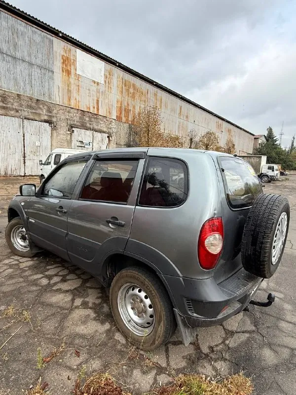 Продам chevrolet niva год 2016 пробег: 220 000 км цена 550 000 руб +7 949 333 3055 анатолий донецк, газ метан, рф учет. автомобиль на ходу, без вложений, один собственник, пробег 220 тыс честный, установлен и оформлен газ метан, перед поездкой в мрэо установлен новый фаркоп ( в пользовании не был), установлены центральный замок и сигнализация, дтп не было, местами подкрашивали рыжики, находится в донецке ( ул. левобережная) обмен интересен только на гос номер 001 с небольшой вашей доплатой. - фотография - 3