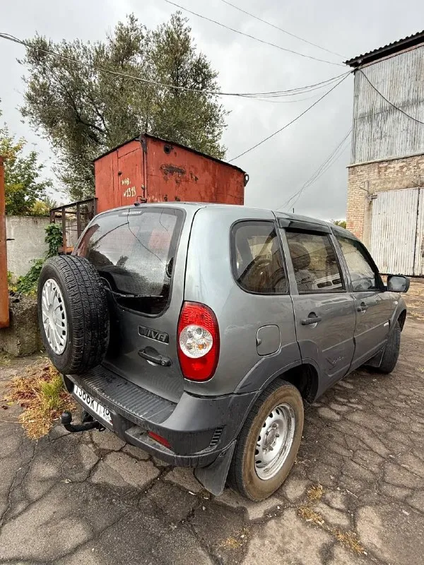 Продам chevrolet niva год 2016 пробег: 220 000 км цена 550 000 руб +7 949 333 3055 анатолий донецк, газ метан, рф учет. автомобиль на ходу, без вложений, один собственник, пробег 220 тыс честный, установлен и оформлен газ метан, перед поездкой в мрэо установлен новый фаркоп ( в пользовании не был), установлены центральный замок и сигнализация, дтп не было, местами подкрашивали рыжики, находится в донецке ( ул. левобережная) обмен интересен только на гос номер 001 с небольшой вашей доплатой. - фотография - 4