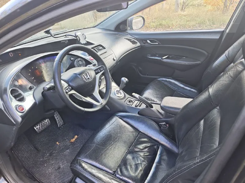 Honda civic 5d 1,8 амт 223000км максимальная комплектация машина полностью обслужена переоформление без проблем сервисные книжки. +79493313074 цена 520тыс срочно не большой торг - фотография - 3