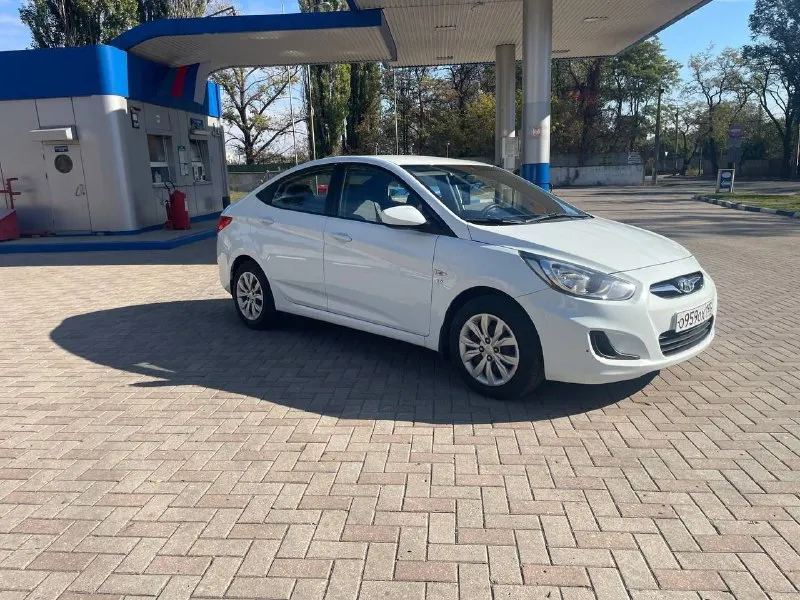 Продаю свою машину. hyundai solaris 2013 год. не битая некрашена, очень бережно эксплуатация, салон чистой ухоженный не прокуренный, двигатель в идеальном состоянии не дымит ни масло от замены до замены не капли не расходует. коробка плавно переключает ничего не выбивает, по ходовой части нареканий вообще нету машина обслуживана заказ наряда 2013 года на руках. резина летняя хорошая. стоит android двух диновый с камерой заднего вида с навигации. мультируль. очень экономичный автомобиль по городу до 7 л на 100 км. осмотр город донецк цена 870 т. ₽ торг хороший реальному покупателю у капота!!!обмен цена на обмен другая +79496325714 - фотография - 1