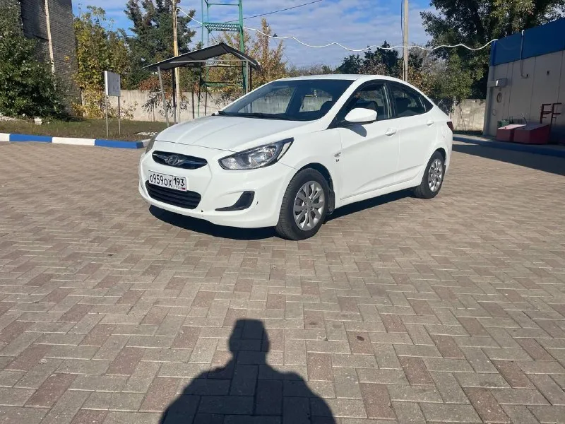 Продаю свою машину. hyundai solaris 2013 год. не битая некрашена, очень бережно эксплуатация, салон чистой ухоженный не прокуренный, двигатель в идеальном состоянии не дымит ни масло от замены до замены не капли не расходует. коробка плавно переключает ничего не выбивает, по ходовой части нареканий вообще нету машина обслуживана заказ наряда 2013 года на руках. резина летняя хорошая. стоит android двух диновый с камерой заднего вида с навигации. мультируль. очень экономичный автомобиль по городу до 7 л на 100 км. осмотр город донецк цена 870 т. ₽ торг хороший реальному покупателю у капота!!!обмен цена на обмен другая +79496325714 - фотография - 2