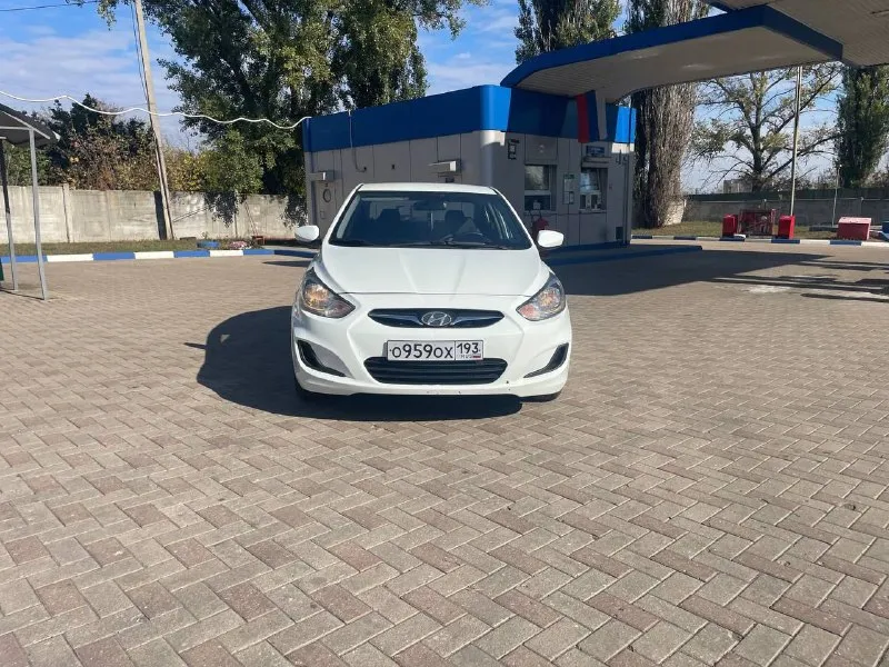 Продаю свою машину. hyundai solaris 2013 год. не битая некрашена, очень бережно эксплуатация, салон чистой ухоженный не прокуренный, двигатель в идеальном состоянии не дымит ни масло от замены до замены не капли не расходует. коробка плавно переключает ничего не выбивает, по ходовой части нареканий вообще нету машина обслуживана заказ наряда 2013 года на руках. резина летняя хорошая. стоит android двух диновый с камерой заднего вида с навигации. мультируль. очень экономичный автомобиль по городу до 7 л на 100 км. осмотр город донецк цена 870 т. ₽ торг хороший реальному покупателю у капота!!!обмен цена на обмен другая +79496325714 - фотография - 3