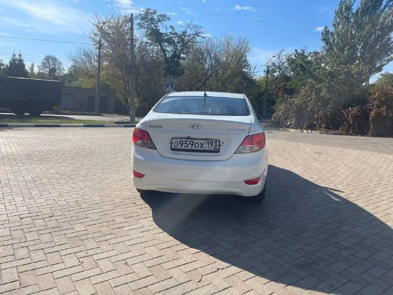 Продаю свою машину. hyundai solaris 2013 год. не битая некрашена, очень бережно эксплуатация, салон чистой ухоженный не прокуренный, двигатель в идеальном состоянии не дымит ни масло от замены до замены не капли не расходует. коробка плавно переключает ничего не выбивает, по ходовой части нареканий вообще нету машина обслуживана заказ наряда 2013 года на руках. резина летняя хорошая. стоит android двух диновый с камерой заднего вида с навигации. мультируль. очень экономичный автомобиль по городу до 7 л на 100 км. осмотр город донецк цена 870 т. ₽ торг хороший реальному покупателю у капота!!!обмен цена на обмен другая +79496325714 - фотография - 4