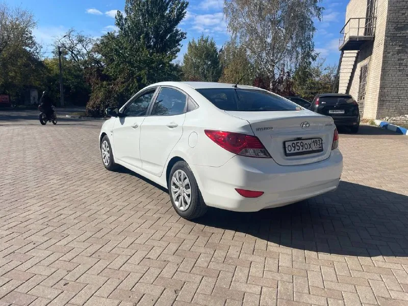Продаю свою машину. hyundai solaris 2013 год. не битая некрашена, очень бережно эксплуатация, салон чистой ухоженный не прокуренный, двигатель в идеальном состоянии не дымит ни масло от замены до замены не капли не расходует. коробка плавно переключает ничего не выбивает, по ходовой части нареканий вообще нету машина обслуживана заказ наряда 2013 года на руках. резина летняя хорошая. стоит android двух диновый с камерой заднего вида с навигации. мультируль. очень экономичный автомобиль по городу до 7 л на 100 км. осмотр город донецк цена 870 т. ₽ торг хороший реальному покупателю у капота!!!обмен цена на обмен другая +79496325714 - фотография - 5