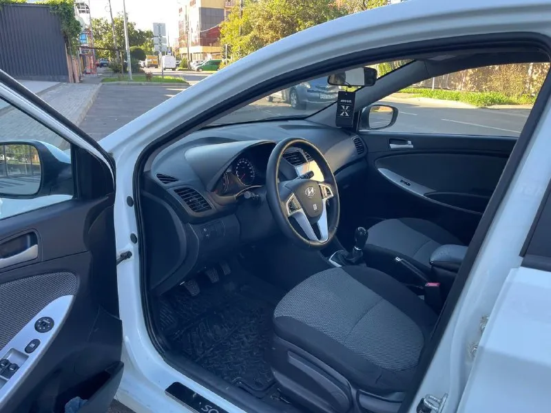 Продаю свою машину. hyundai solaris 2013 год. не битая некрашена, очень бережно эксплуатация, салон чистой ухоженный не прокуренный, двигатель в идеальном состоянии не дымит ни масло от замены до замены не капли не расходует. коробка плавно переключает ничего не выбивает, по ходовой части нареканий вообще нету машина обслуживана заказ наряда 2013 года на руках. резина летняя хорошая. стоит android двух диновый с камерой заднего вида с навигации. мультируль. очень экономичный автомобиль по городу до 7 л на 100 км. осмотр город донецк цена 870 т. ₽ торг хороший реальному покупателю у капота!!!обмен цена на обмен другая +79496325714 - фотография - 8
