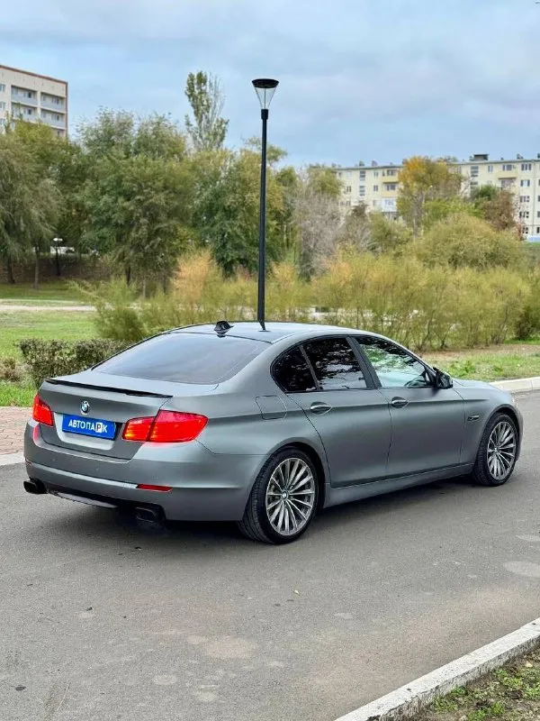 🚙 bmw 5 series f10 💰цена: 1 300 000р. 🏢город: мариуполь 📅год выпуска: 2011 🧾пробег: 285 300 км. ⚙️двигатель: 3.0 ⛽топливо: бензин ⚙️кпп: автомат 📞 телефон: +7-949-727-41-51 +7-949-551-91-52 +7-989-263-55-56 💾 описание: ✅ мотор и акпп в порядке. ✅ оригинальный пробег. ✅ очень красивый цвет. ✅ хорошая комплектация. ⚠️бесплатно доставим этот или другой автомобиль в донецк, макеевку, бердянск, мелитополь и другие города новых территорий после детального видеообзора со всевозможными диагностиками⚠️ улица шевченко 2️⃣6️⃣9️⃣ 🏦 возможна продажа в кредит по двум документам. - фотография - 4