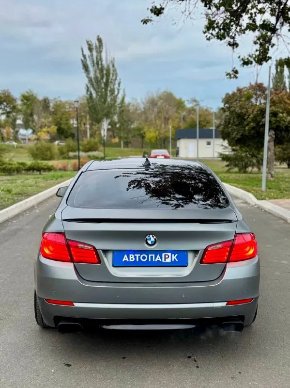 🚙 bmw 5 series f10 💰цена: 1 300 000р. 🏢город: мариуполь 📅год выпуска: 2011 🧾пробег: 285 300 км. ⚙️двигатель: 3.0 ⛽топливо: бензин ⚙️кпп: автомат 📞 телефон: +7-949-727-41-51 +7-949-551-91-52 +7-989-263-55-56 💾 описание: ✅ мотор и акпп в порядке. ✅ оригинальный пробег. ✅ очень красивый цвет. ✅ хорошая комплектация. ⚠️бесплатно доставим этот или другой автомобиль в донецк, макеевку, бердянск, мелитополь и другие города новых территорий после детального видеообзора со всевозможными диагностиками⚠️ улица шевченко 2️⃣6️⃣9️⃣ 🏦 возможна продажа в кредит по двум документам. - фотография - 5