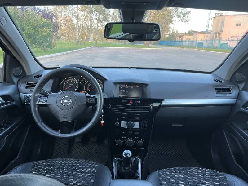 Продам автомобиль, opel astra h,1.7 cdti, 2008 год, мкпп 6-ти ступка. автомобиль в отличном состоянии, гаражное хранение, вложений не требует вообще, мотор в идеальном состоянии, турбина работает отлично, коробка в идеале, по ходовой части вложений не требует, пробег 268 тыс. км. сервисная книжка, автомобиль полностью обслужен, хорошая комплектация, всё работает, новая резина, с документами полный порядок. г. мариуполь цена 573 000 руб. рассмотрю обмен. +79497527174 - фотография - 6