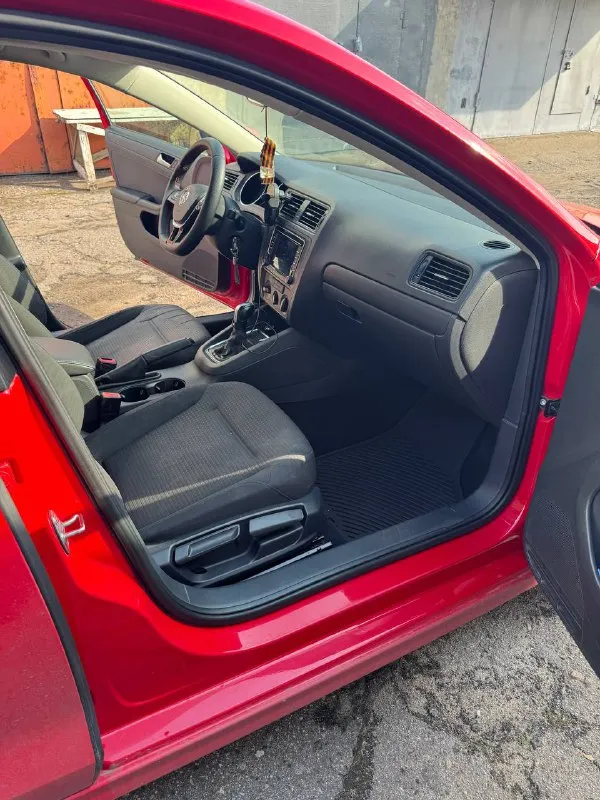 Продам vw jetta 6, 2,0, простой атмосферник на 115 л. С. Акпп 2015 г. Пробег 191 000 км,
Мультируль, стеклоподъемники, камера заднего вида, магнитола на андроид, 2 комплекта дисков (зима на штампах, прошла 2 сезона) летняя прошла первый сезон, 2 ключа, масло в двигателе заменено 1000 км назад, масло не ест. Кондиционер работает отлично, печка тоже. Подогрев боковых зеркал. Есть жизненные коцки. Звоните, торг при осмотре.
Цена 1 150 000 руб.
+79493373414 - фотография - 6
