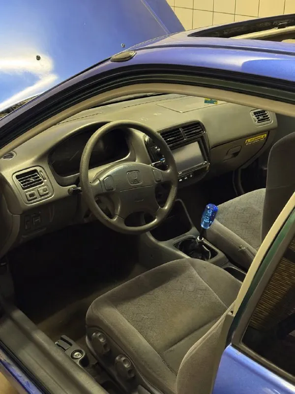 Honda civic ek coupe 1.6 vtec (mt) 💰 цена: 410 000 ₽ (торг) 📞 +7 (949) 577-92-12 ⚙️ техническая часть двигатель d16a — после капремонта, прошёл 12 000 км гбц p08, тюненый вал, титановые тарелки и пружинки мозг p28 + hondata, vtec работает 💥 выпуск ajs на 60 трубе, паук 4-2-1 кпп s40 короткоходка новые свечи, бронепровода и обслуженный стартер тормоза обновлены: ▫️ перед — 282 мм ▫️ зад — 262 мм ▫️ новые диски и колодки 🧰 комплектация климат-контроль электрозеркала (регулируемые) электролюк, рабочий во всех положениях сигнализация с автозапуском bluetooth-музыка, камера заднего вида type-r решётка (реплика) редкие американские зеркала (широкие) редкие задние фонари с белыми вставками 🛠 состояние чистый рестайлинг 1999 г. всё дно родное, технически исправна было небольшое дтп по задней части (ушёл фартук багажника) требуется подварить нижнюю часть левого порога — видно на фото 💬 примечание настоящий jdm-кузов с душой, ухоженный и живой. едет бодро, всё работает — сел и поехал! 🚗 - фотография - 3