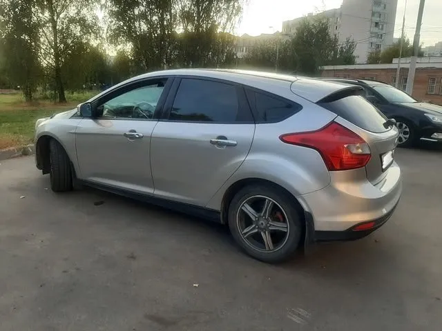 Продажа в днр ford focus 2011г цена 600 000🔥тыс руб. в самой надёжной и безпроблемной связке: ✅двигатель без турбины, 1.6 (105л/с). ✅коробка мкпп. ✅год-2011. ✅пробег 320 000км. ✅комплектация: ✅2 стеклоподъемника. ✅подушки безопасности. ✅электро зеркала. ✅центральный замок. ✅эур, abs. ✅бортовой компьютер, "тесла"-конслоль мультимедиа с поддержкой usb и gps навигации. ✅салон ухожен. ✅колеса лето r16. машина не новая есть нюансы по лкп и технике, торг на месте. автомобиль продаётся с переоформлением в мрэо. лс, либо +79493362302 📞 звоните: +7(949)3362302 - фотография - 2