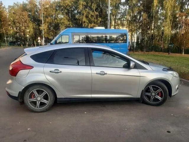 Продажа в днр ford focus 2011г цена 600 000🔥тыс руб. в самой надёжной и безпроблемной связке: ✅двигатель без турбины, 1.6 (105л/с). ✅коробка мкпп. ✅год-2011. ✅пробег 320 000км. ✅комплектация: ✅2 стеклоподъемника. ✅подушки безопасности. ✅электро зеркала. ✅центральный замок. ✅эур, abs. ✅бортовой компьютер, "тесла"-конслоль мультимедиа с поддержкой usb и gps навигации. ✅салон ухожен. ✅колеса лето r16. машина не новая есть нюансы по лкп и технике, торг на месте. автомобиль продаётся с переоформлением в мрэо. лс, либо +79493362302 📞 звоните: +7(949)3362302 - фотография - 3