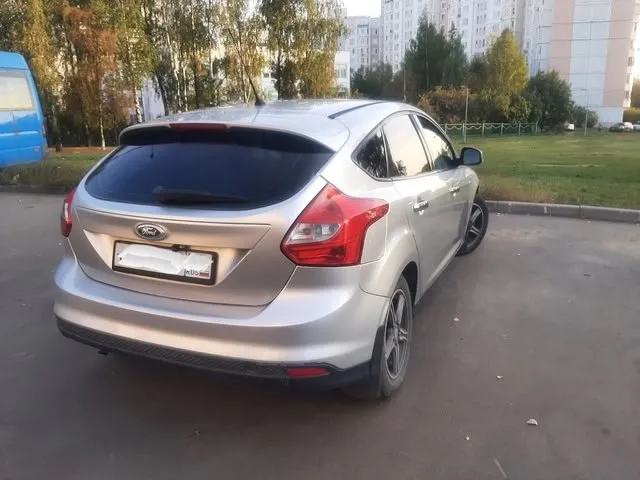 Продажа в днр ford focus 2011г цена 600 000🔥тыс руб. в самой надёжной и безпроблемной связке: ✅двигатель без турбины, 1.6 (105л/с). ✅коробка мкпп. ✅год-2011. ✅пробег 320 000км. ✅комплектация: ✅2 стеклоподъемника. ✅подушки безопасности. ✅электро зеркала. ✅центральный замок. ✅эур, abs. ✅бортовой компьютер, "тесла"-конслоль мультимедиа с поддержкой usb и gps навигации. ✅салон ухожен. ✅колеса лето r16. машина не новая есть нюансы по лкп и технике, торг на месте. автомобиль продаётся с переоформлением в мрэо. лс, либо +79493362302 📞 звоните: +7(949)3362302 - фотография - 6