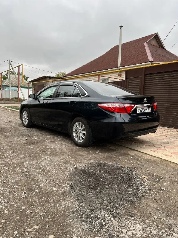 Toyota camry 50 se 2016 6 ступеней 2.5 (2ar-fe), 181 л. с. пробег — 141 000 км цвет: синий перламутр. внешне и технически — в идеальном состоянии. вся безопасность на месте, стёкла родные. автомобиль полностью покрыт керамикой. зоны риска в бронеплёнке (капот, крылья, бампер, стойки, зеркала, полоска на крыше, решётка радиатора, фары, пространства под ручками, пороги). днище и арки обработаны. машиной владею с 2019 года, не перекупщик. произведены две частичные замены масла в (ravenol t-ws) с заменой фильтра. масло в двигателе — каждые 7 000 км ( toyota 0w-20, оригинал), закупалось напрямую у поставщика «рустранс-логистик». фильтры — оригинал. тормозная жидкость — ate. колодки по кругу — nibk. комплектация: салон из комбинированной кожи, камера заднего вида, мультируль с лепестками переключения передач, электрорегулировка сидений, кондиционер, круиз-контроль, эл. усилитель руля, бортовой компьютер, обогрев зеркал, гу: usb, bluetooth, hands-free. +7 ( 📞 звоните: +7(949)8005777 - фотография - 2