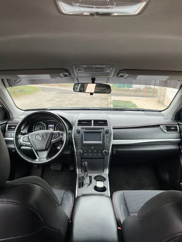 Toyota camry 50 se 2016 6 ступеней 2.5 (2ar-fe), 181 л. с. пробег — 141 000 км цвет: синий перламутр. внешне и технически — в идеальном состоянии. вся безопасность на месте, стёкла родные. автомобиль полностью покрыт керамикой. зоны риска в бронеплёнке (капот, крылья, бампер, стойки, зеркала, полоска на крыше, решётка радиатора, фары, пространства под ручками, пороги). днище и арки обработаны. машиной владею с 2019 года, не перекупщик. произведены две частичные замены масла в (ravenol t-ws) с заменой фильтра. масло в двигателе — каждые 7 000 км ( toyota 0w-20, оригинал), закупалось напрямую у поставщика «рустранс-логистик». фильтры — оригинал. тормозная жидкость — ate. колодки по кругу — nibk. комплектация: салон из комбинированной кожи, камера заднего вида, мультируль с лепестками переключения передач, электрорегулировка сидений, кондиционер, круиз-контроль, эл. усилитель руля, бортовой компьютер, обогрев зеркал, гу: usb, bluetooth, hands-free. +7 ( 📞 звоните: +7(949)8005777 - фотография - 3