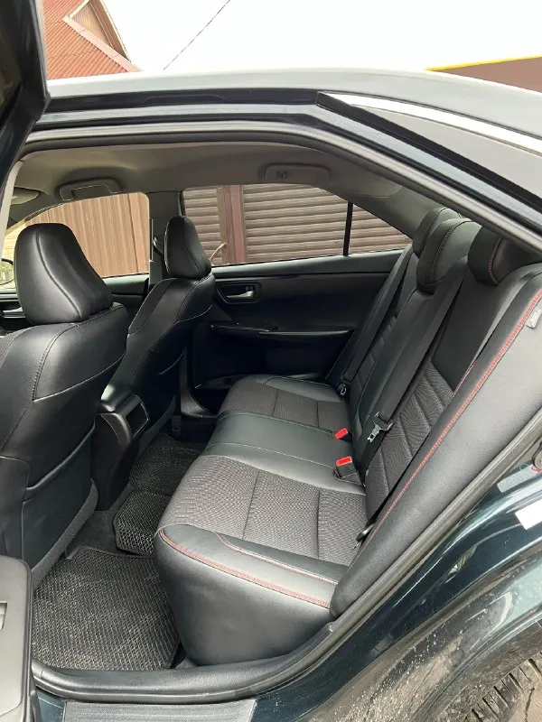 Toyota camry 50 se 2016 6 ступеней 2.5 (2ar-fe), 181 л. с. пробег — 141 000 км цвет: синий перламутр. внешне и технически — в идеальном состоянии. вся безопасность на месте, стёкла родные. автомобиль полностью покрыт керамикой. зоны риска в бронеплёнке (капот, крылья, бампер, стойки, зеркала, полоска на крыше, решётка радиатора, фары, пространства под ручками, пороги). днище и арки обработаны. машиной владею с 2019 года, не перекупщик. произведены две частичные замены масла в (ravenol t-ws) с заменой фильтра. масло в двигателе — каждые 7 000 км ( toyota 0w-20, оригинал), закупалось напрямую у поставщика «рустранс-логистик». фильтры — оригинал. тормозная жидкость — ate. колодки по кругу — nibk. комплектация: салон из комбинированной кожи, камера заднего вида, мультируль с лепестками переключения передач, электрорегулировка сидений, кондиционер, круиз-контроль, эл. усилитель руля, бортовой компьютер, обогрев зеркал, гу: usb, bluetooth, hands-free. +7 ( 📞 звоните: +7(949)8005777 - фотография - 5