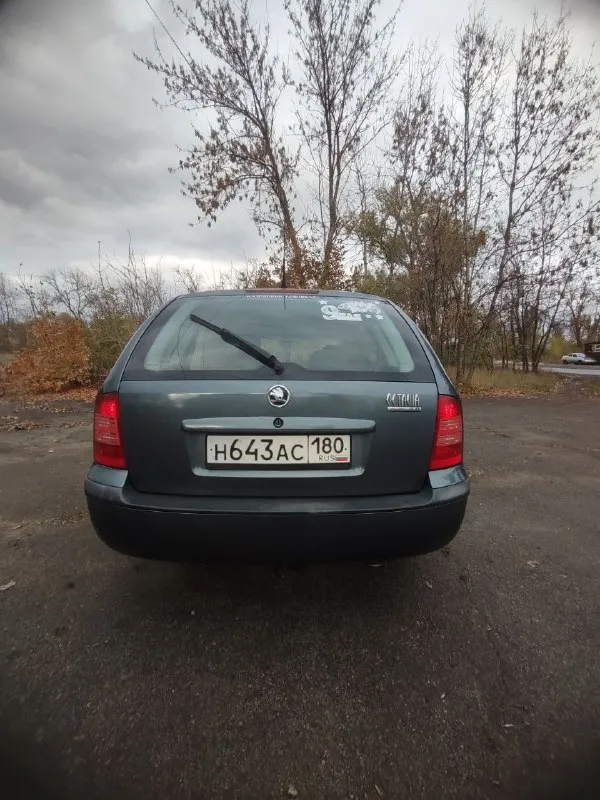 Продам skoda октавия тур универсал 2004 г. мотор 2.0 бензин(150л. с), мкпп, пробег 301900,машиной владею с 2021 года, по авто :новая рулевая рейка, вырезан каталик(отшит), ходовка пересыпана, на 265000 откапитален двигатель, новый акб, климат работает идеально, кондер заправлен, гур, абс, asr, подогрев передних сидений, стеклоподъёмники в круг отдам комплект штампов с зимой лысой, по резине лето норм на сезон смело, есть ещё две зимы в норм. состоянии можно назад кинуть по кузову:кузов оцинкован в заводской обработке, на гниль и намёков нет из косяков:потолок в салоне, глушитель хороший семейный автомобиль, ни разу не подводил, осмотр киевский район(район донецк сити) после 16-00 цена:470 000 +79493519532 звоните 📞 звоните: +7(949)3519532 - фотография - 2