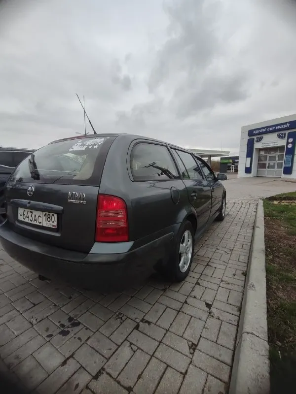 Продам skoda октавия тур универсал 2004 г. мотор 2.0 бензин(150л. с), мкпп, пробег 301900,машиной владею с 2021 года, по авто :новая рулевая рейка, вырезан каталик(отшит), ходовка пересыпана, на 265000 откапитален двигатель, новый акб, климат работает идеально, кондер заправлен, гур, абс, asr, подогрев передних сидений, стеклоподъёмники в круг отдам комплект штампов с зимой лысой, по резине лето норм на сезон смело, есть ещё две зимы в норм. состоянии можно назад кинуть по кузову:кузов оцинкован в заводской обработке, на гниль и намёков нет из косяков:потолок в салоне, глушитель хороший семейный автомобиль, ни разу не подводил, осмотр киевский район(район донецк сити) после 16-00 цена:470 000 +79493519532 звоните 📞 звоните: +7(949)3519532 - фотография - 3