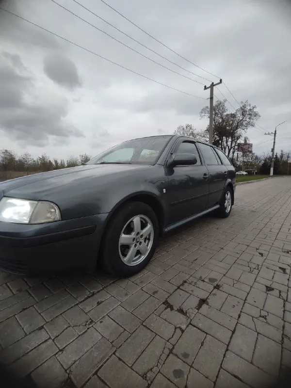 Продам skoda октавия тур универсал 2004 г. мотор 2.0 бензин(150л. с), мкпп, пробег 301900,машиной владею с 2021 года, по авто :новая рулевая рейка, вырезан каталик(отшит), ходовка пересыпана, на 265000 откапитален двигатель, новый акб, климат работает идеально, кондер заправлен, гур, абс, asr, подогрев передних сидений, стеклоподъёмники в круг отдам комплект штампов с зимой лысой, по резине лето норм на сезон смело, есть ещё две зимы в норм. состоянии можно назад кинуть по кузову:кузов оцинкован в заводской обработке, на гниль и намёков нет из косяков:потолок в салоне, глушитель хороший семейный автомобиль, ни разу не подводил, осмотр киевский район(район донецк сити) после 16-00 цена:470 000 +79493519532 звоните 📞 звоните: +7(949)3519532 - фотография - 4