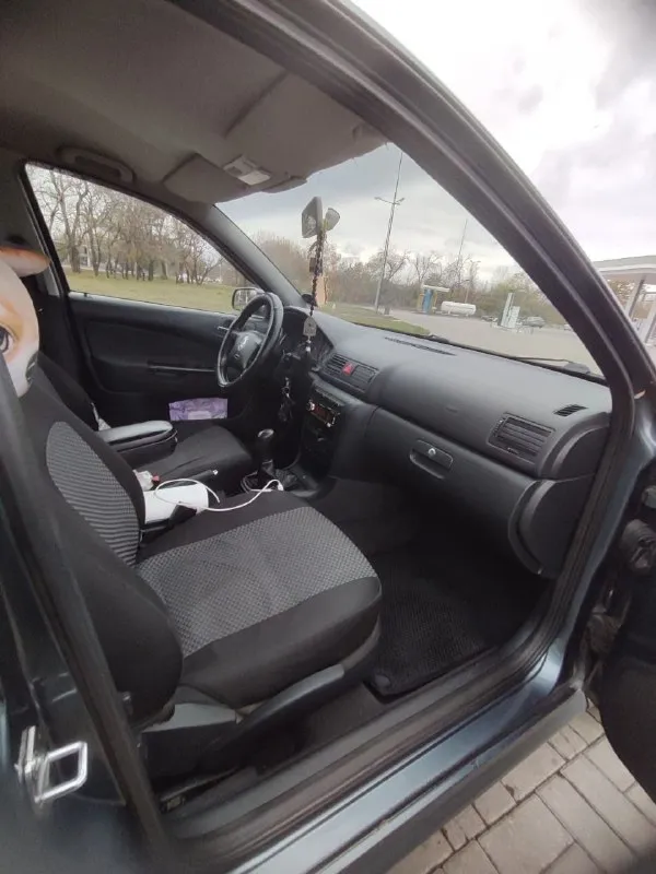 Продам skoda октавия тур универсал 2004 г. мотор 2.0 бензин(150л. с), мкпп, пробег 301900,машиной владею с 2021 года, по авто :новая рулевая рейка, вырезан каталик(отшит), ходовка пересыпана, на 265000 откапитален двигатель, новый акб, климат работает идеально, кондер заправлен, гур, абс, asr, подогрев передних сидений, стеклоподъёмники в круг отдам комплект штампов с зимой лысой, по резине лето норм на сезон смело, есть ещё две зимы в норм. состоянии можно назад кинуть по кузову:кузов оцинкован в заводской обработке, на гниль и намёков нет из косяков:потолок в салоне, глушитель хороший семейный автомобиль, ни разу не подводил, осмотр киевский район(район донецк сити) после 16-00 цена:470 000 +79493519532 звоните 📞 звоните: +7(949)3519532 - фотография - 6