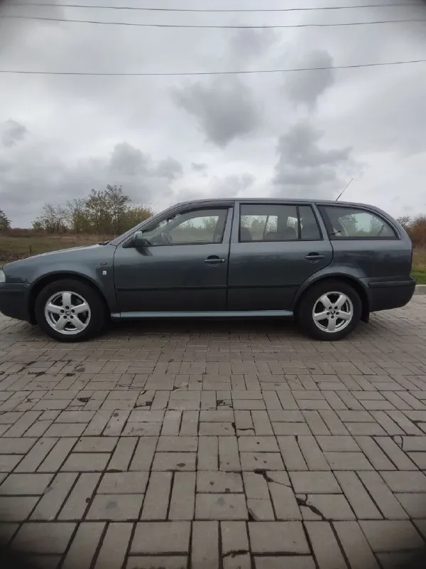 Продам skoda октавия тур универсал 2004 г. мотор 2.0 бензин(150л. с), мкпп, пробег 301900,машиной владею с 2021 года, по авто :новая рулевая рейка, вырезан каталик(отшит), ходовка пересыпана, на 265000 откапитален двигатель, новый акб, климат работает идеально, кондер заправлен, гур, абс, asr, подогрев передних сидений, стеклоподъёмники в круг отдам комплект штампов с зимой лысой, по резине лето норм на сезон смело, есть ещё две зимы в норм. состоянии можно назад кинуть по кузову:кузов оцинкован в заводской обработке, на гниль и намёков нет из косяков:потолок в салоне, глушитель хороший семейный автомобиль, ни разу не подводил, осмотр киевский район(район донецк сити) после 16-00 цена:470 000 +79493519532 звоните 📞 звоните: +7(949)3519532 - фотография - 7