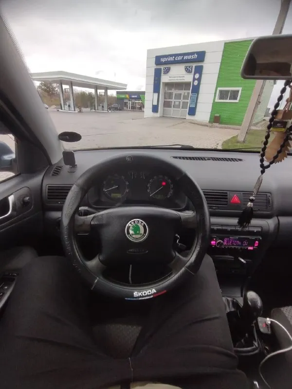Продам skoda октавия тур универсал 2004 г. мотор 2.0 бензин(150л. с), мкпп, пробег 301900,машиной владею с 2021 года, по авто :новая рулевая рейка, вырезан каталик(отшит), ходовка пересыпана, на 265000 откапитален двигатель, новый акб, климат работает идеально, кондер заправлен, гур, абс, asr, подогрев передних сидений, стеклоподъёмники в круг отдам комплект штампов с зимой лысой, по резине лето норм на сезон смело, есть ещё две зимы в норм. состоянии можно назад кинуть по кузову:кузов оцинкован в заводской обработке, на гниль и намёков нет из косяков:потолок в салоне, глушитель хороший семейный автомобиль, ни разу не подводил, осмотр киевский район(район донецк сити) после 16-00 цена:470 000 +79493519532 звоните 📞 звоните: +7(949)3519532 - фотография - 8