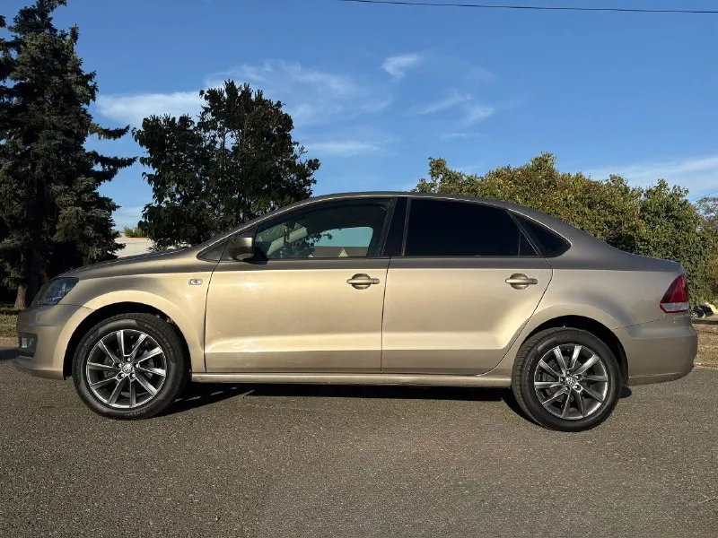 Продаётся volkswagen polo sedan 1.6 механика, 2015 г. Не перекуп! Семейный авто, в семье 2 года. Пробег 148 тыс. Км (реальный), я 2-й владелец. Авто надёжный и экономичный. Неплохая комплектация. Всё необходимое для комфортной езды. Климат-контроль, подогрев сидений, подогрев зеркал, обогрев форсунок стеклоомывателей, камера заднего вида, 4 стеклоподъёмника.
Два комплекта колёс на литых дисках (зима/лето), новая летняя резина и диски r16 (2025).
Все стёкла родные, фары в плёнке. Машина ухожена, всё работает как должно. Не такси, не каршеринг, не аренда — честная продажа семейной машины. На все вопросы отвечу по телефону.
📍 Донецк
970 000 Руб. Торг 📞 звоните: +79494746898 - фотография - 2