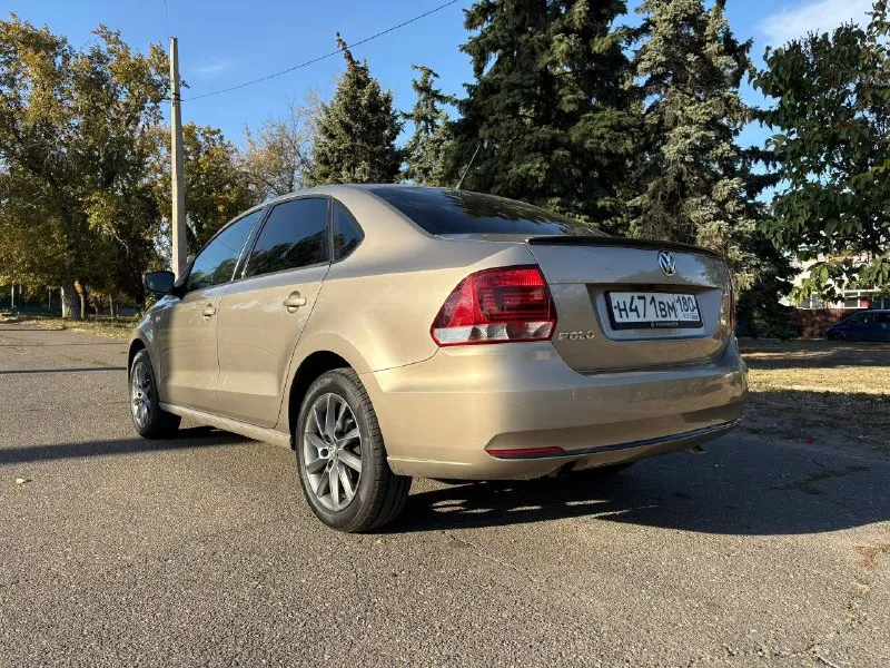 Продаётся volkswagen polo sedan 1.6 механика, 2015 г. Не перекуп! Семейный авто, в семье 2 года. Пробег 148 тыс. Км (реальный), я 2-й владелец. Авто надёжный и экономичный. Неплохая комплектация. Всё необходимое для комфортной езды. Климат-контроль, подогрев сидений, подогрев зеркал, обогрев форсунок стеклоомывателей, камера заднего вида, 4 стеклоподъёмника.
Два комплекта колёс на литых дисках (зима/лето), новая летняя резина и диски r16 (2025).
Все стёкла родные, фары в плёнке. Машина ухожена, всё работает как должно. Не такси, не каршеринг, не аренда — честная продажа семейной машины. На все вопросы отвечу по телефону.
📍 Донецк
970 000 Руб. Торг 📞 звоните: +79494746898 - фотография - 3