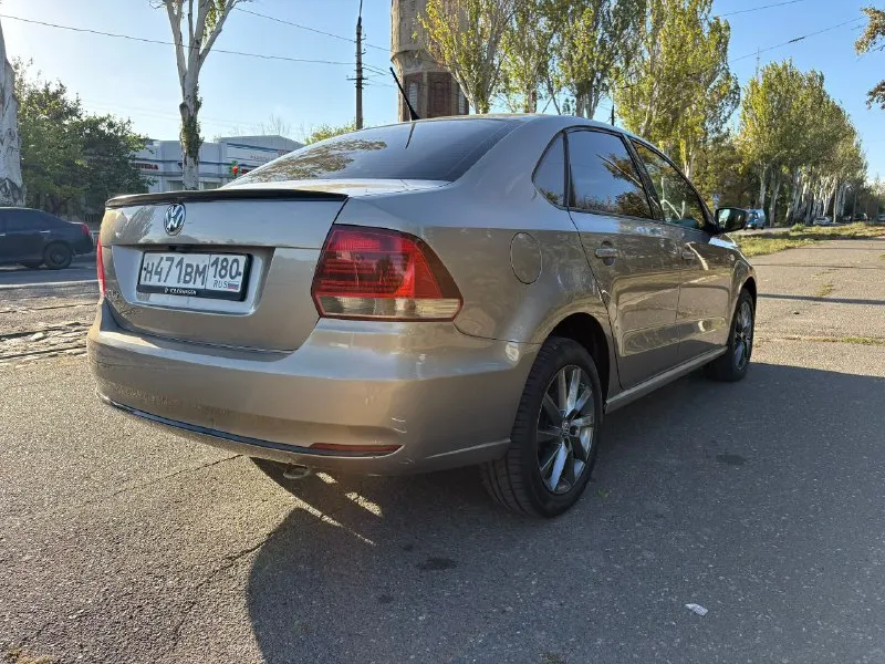 Продаётся volkswagen polo sedan 1.6 механика, 2015 г. Не перекуп! Семейный авто, в семье 2 года. Пробег 148 тыс. Км (реальный), я 2-й владелец. Авто надёжный и экономичный. Неплохая комплектация. Всё необходимое для комфортной езды. Климат-контроль, подогрев сидений, подогрев зеркал, обогрев форсунок стеклоомывателей, камера заднего вида, 4 стеклоподъёмника.
Два комплекта колёс на литых дисках (зима/лето), новая летняя резина и диски r16 (2025).
Все стёкла родные, фары в плёнке. Машина ухожена, всё работает как должно. Не такси, не каршеринг, не аренда — честная продажа семейной машины. На все вопросы отвечу по телефону.
📍 Донецк
970 000 Руб. Торг 📞 звоните: +79494746898 - фотография - 4