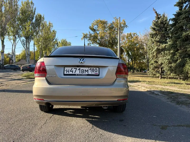 Продаётся volkswagen polo sedan 1.6 механика, 2015 г. Не перекуп! Семейный авто, в семье 2 года. Пробег 148 тыс. Км (реальный), я 2-й владелец. Авто надёжный и экономичный. Неплохая комплектация. Всё необходимое для комфортной езды. Климат-контроль, подогрев сидений, подогрев зеркал, обогрев форсунок стеклоомывателей, камера заднего вида, 4 стеклоподъёмника.
Два комплекта колёс на литых дисках (зима/лето), новая летняя резина и диски r16 (2025).
Все стёкла родные, фары в плёнке. Машина ухожена, всё работает как должно. Не такси, не каршеринг, не аренда — честная продажа семейной машины. На все вопросы отвечу по телефону.
📍 Донецк
970 000 Руб. Торг 📞 звоните: +79494746898 - фотография - 5