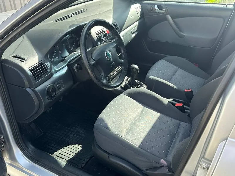 Продам skoda octavia tour объём 1.6 год выпуска 2008 пробег 208 000 тысячи в хорошем состоянии двигатель работает идеально, не дымит, не троит, масло не ест, кузов без гнили, ржавчин, вмятин, коробка работает идеально, по комплектации имеется климат контроль заправлен работает бортовой компьютер лэ стекло подъёмники и многое другое цена 480 000 +79493943583 - фотография - 5