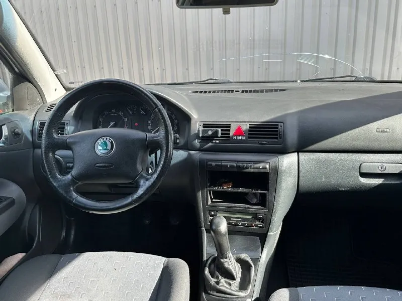 Продам skoda octavia tour объём 1.6 год выпуска 2008 пробег 208 000 тысячи в хорошем состоянии двигатель работает идеально, не дымит, не троит, масло не ест, кузов без гнили, ржавчин, вмятин, коробка работает идеально, по комплектации имеется климат контроль заправлен работает бортовой компьютер лэ стекло подъёмники и многое другое цена 480 000 +79493943583 - фотография - 7