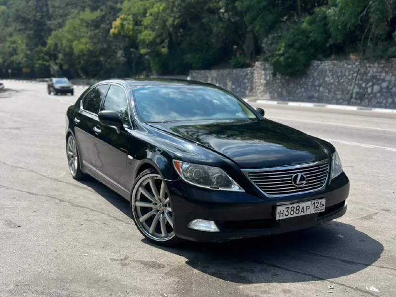 В продаже lexus ls460 2007 г. в. · объем 4.6 литра (v8), задний привод. · пневмоподвеска. · контролируемый выхлоп. · полный электропакет, безключевой доступ. · люк. · в подарок два полных комплекта колес на дисках (лето r22 + зима r18 шипы). · состояние хорошее. · пробег: 230 к км. · цена: 1,350 000 руб. енакиево 📞 телефон: +7 (928) 321-40-90 артём 📞 звоните: +7(928)3214090 - фотография - 2