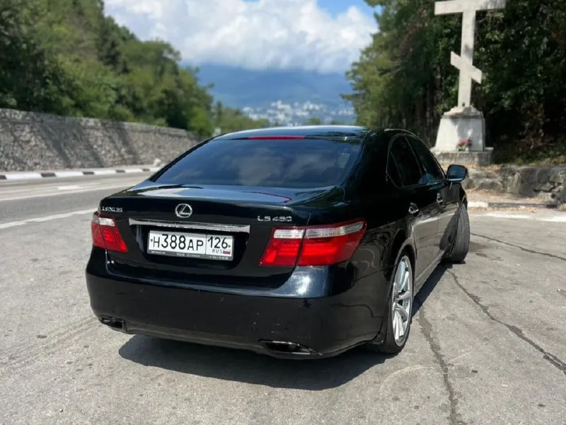 В продаже lexus ls460 2007 г. в. · объем 4.6 литра (v8), задний привод. · пневмоподвеска. · контролируемый выхлоп. · полный электропакет, безключевой доступ. · люк. · в подарок два полных комплекта колес на дисках (лето r22 + зима r18 шипы). · состояние хорошее. · пробег: 230 к км. · цена: 1,350 000 руб. енакиево 📞 телефон: +7 (928) 321-40-90 артём 📞 звоните: +7(928)3214090 - фотография - 3